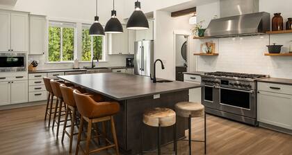 Stunning 6 BR, modern-mountain home on 3 acres! *Pet friendly!