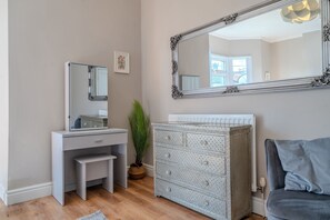 Interior - Sleeps 6 Spacious 3 Bed House W/ Free Parking (Liverpool)