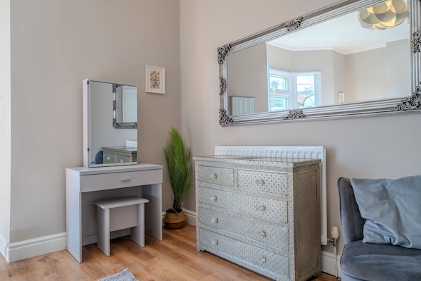Interior - Sleeps 6 Spacious 3 Bed House W/ Free Parking (Liverpool)
