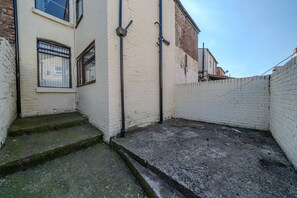 Property grounds - Sleeps 6 Spacious 3 Bed House W/ Free Parking (Liverpool)
