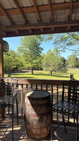 施設の敷地. Charming 1-bedroom cabin in pleasant Critz for a cozy getaway