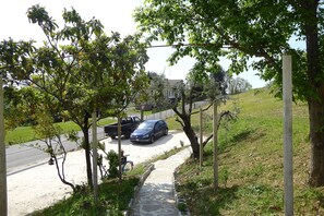 Property grounds - Stunning  villa for 8 people with WIFI, A/C, patio and pets allowed (Osigo)