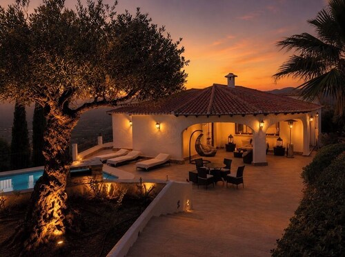 Private Luxury retreat with Pool & Stunning mountain,sea and Valley Views