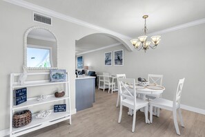 Dining - 🌞Beach Across the Street🌴Pool/Fishing Dock/Grills🐬Barefoot Beach Resort A105 (Indian Shores)