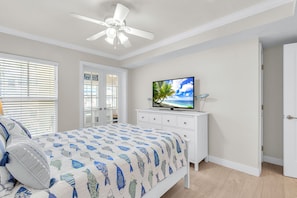 Desk, iron/ironing board, free WiFi, bed sheets - 🌞Beach Across the Street🌴Pool/Fishing Dock/Grills🐬Barefoot Beach Resort A105 (Indian Shores)