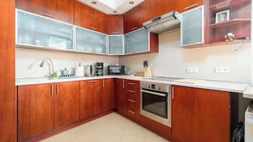 Apartamento, sacada | Cozinha americana privada | Cafeteira/chaleira, chaleira elétrica
