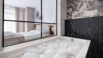 Studio Suite Deluxe, quang cảnh sân vườn | Bộ đồ giường cao cấp, bàn ủi/dụng cụ ủi quần áo