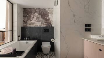 Deluxe Studio Suite, Courtyard View | Bathroom | Bathtub, jetted bath, towels