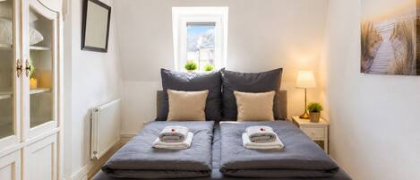 Escritorio, wifi gratis y ropa de cama