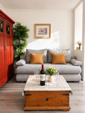 Smart TV - Velmora Boutique Suites: Compact City Apartment 6 persons (Lübeck)