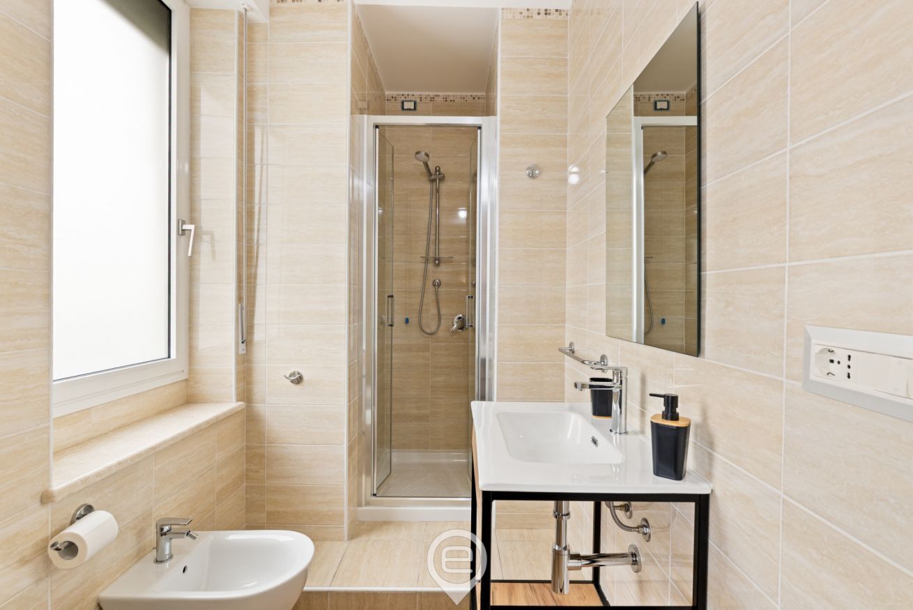 Bruser, bidet, håndklæder, Shampoo
