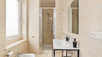Douche, bidet, serviettes fournies, shampoing