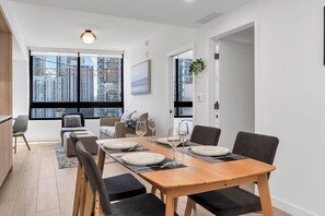 Dining - Cozy 1/1 condo in brilliant Miami with TOP AMENITIES and BLOCKS FROM BAYSIDE (Miami)