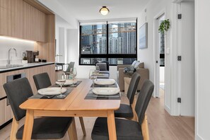 Dining - Cozy 1/1 condo in brilliant Miami with TOP AMENITIES and BLOCKS FROM BAYSIDE (Miami)