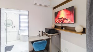 Un baño moderno con cabina de ducha de vidrio, un lavamanos y un inodoro.