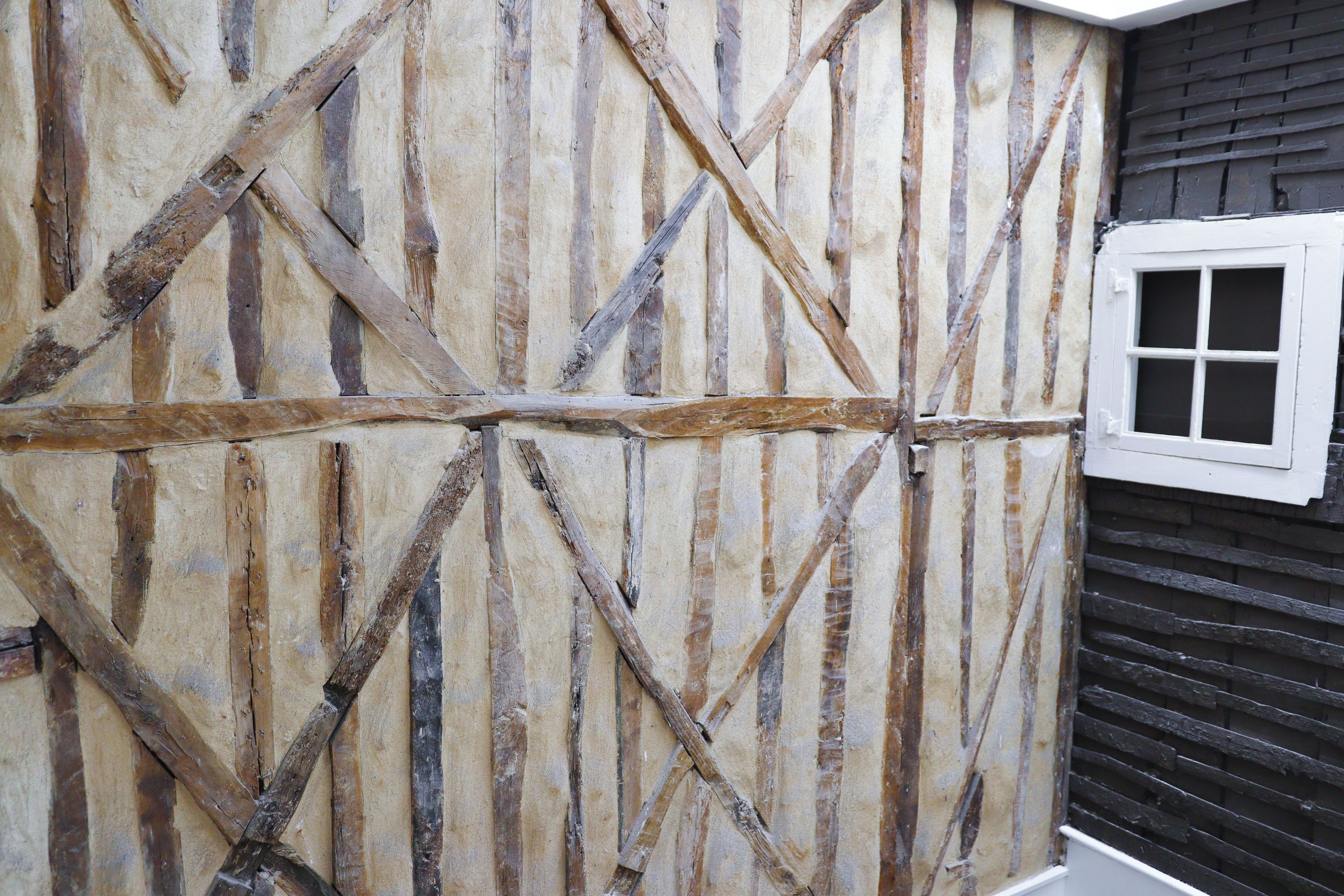 Un muro caratterizzato da una trama incrociata di travi in legno.