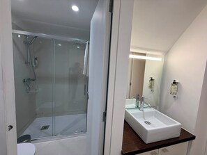 公寓 | 浴室 | 淋浴設備、風筒、提供毛巾、廁紙