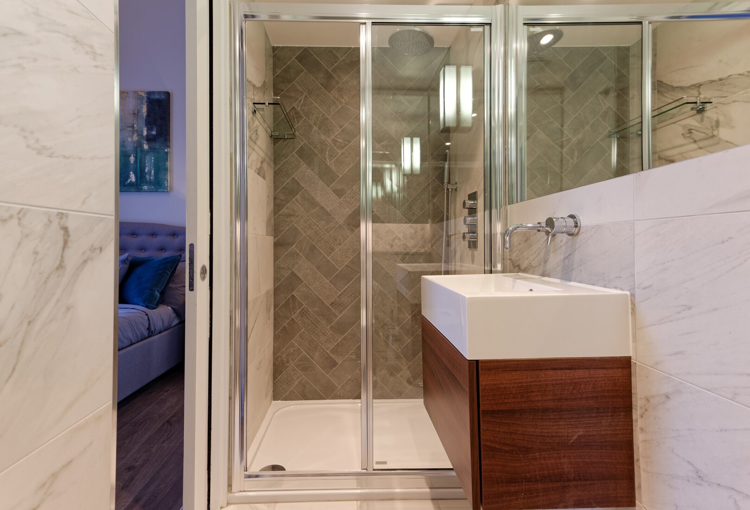 Apartment, Ensuite | Bathroom | Soap, shampoo, toilet paper