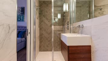 Apartment, Ensuite | Bathroom | Soap, shampoo, toilet paper