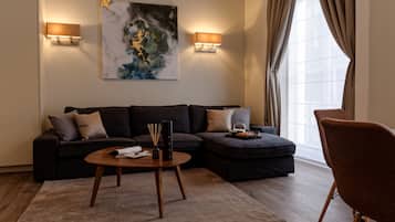 Apartment, Ensuite | Hypo-allergenic bedding, laptop workspace, iron/ironing board, free WiFi