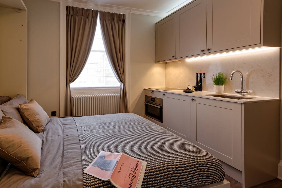 Standard Studio, Ensuite | Hypo-allergenic bedding available, laptop workspace, iron/ironing board