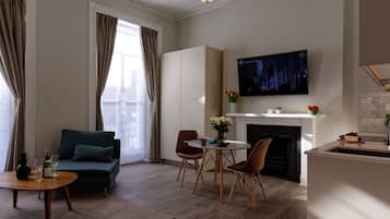 Apartment, Ensuite | Hypo-allergenic bedding, laptop workspace, iron/ironing board, free WiFi