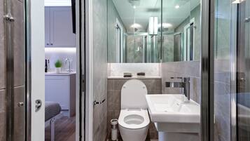 Standard Studio, Ensuite | Bathroom | Soap, shampoo, toilet paper