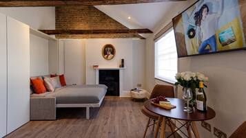 Hypo-allergenic bedding, laptop workspace, iron/ironing board, free WiFi