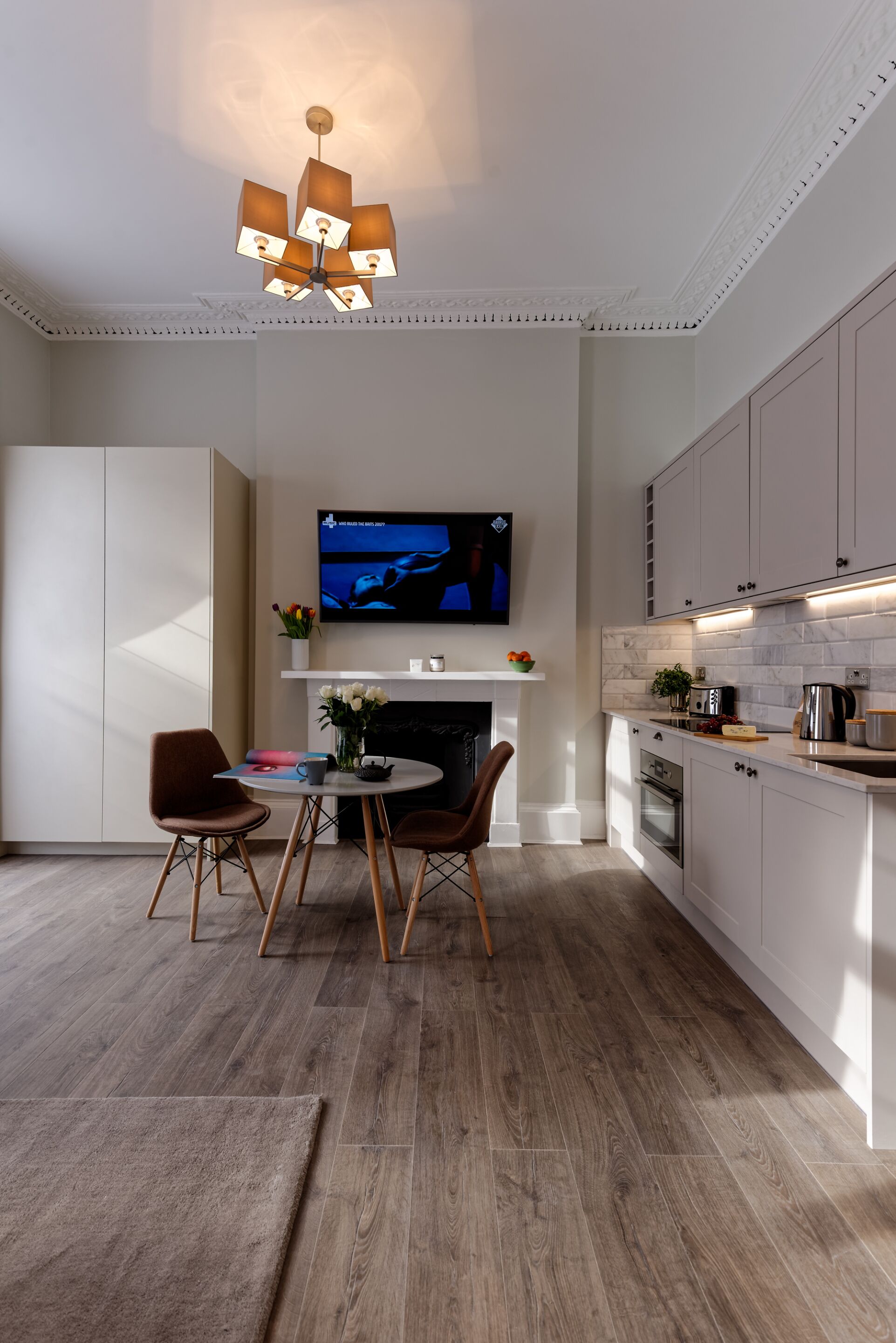 Apartamento, baño privado | Ropa de cama hipoalergénica y espacio para trabajar con un portátil