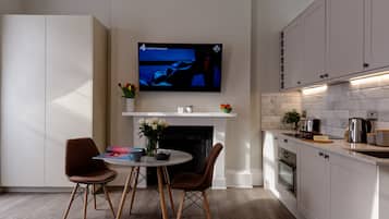 Apartment, Ensuite | Hypo-allergenic bedding, laptop workspace, iron/ironing board, free WiFi