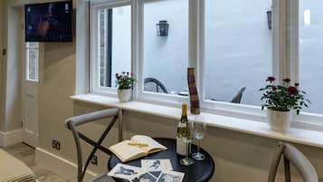 Deluxe Studio, Ensuite | Hypo-allergenic bedding, laptop workspace, iron/ironing board, free WiFi