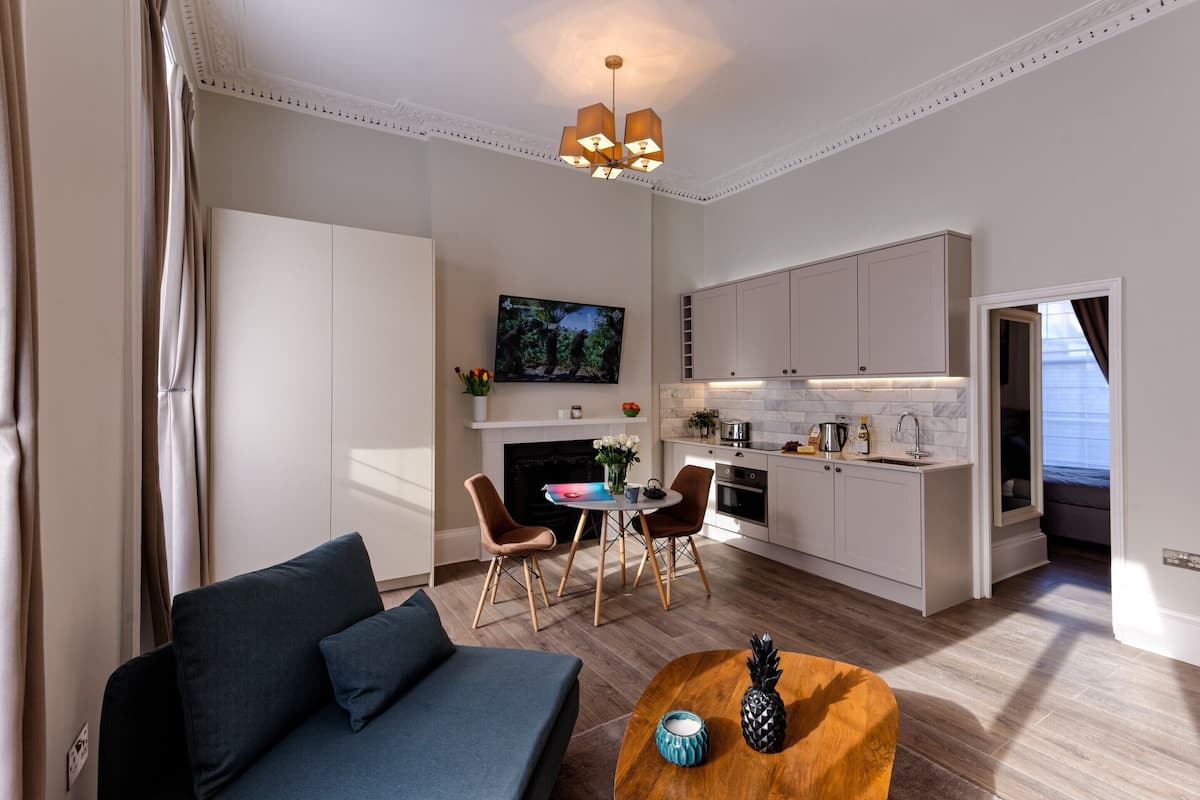Apartment, Ensuite | Hypo-allergenic bedding available, laptop workspace, iron/ironing board