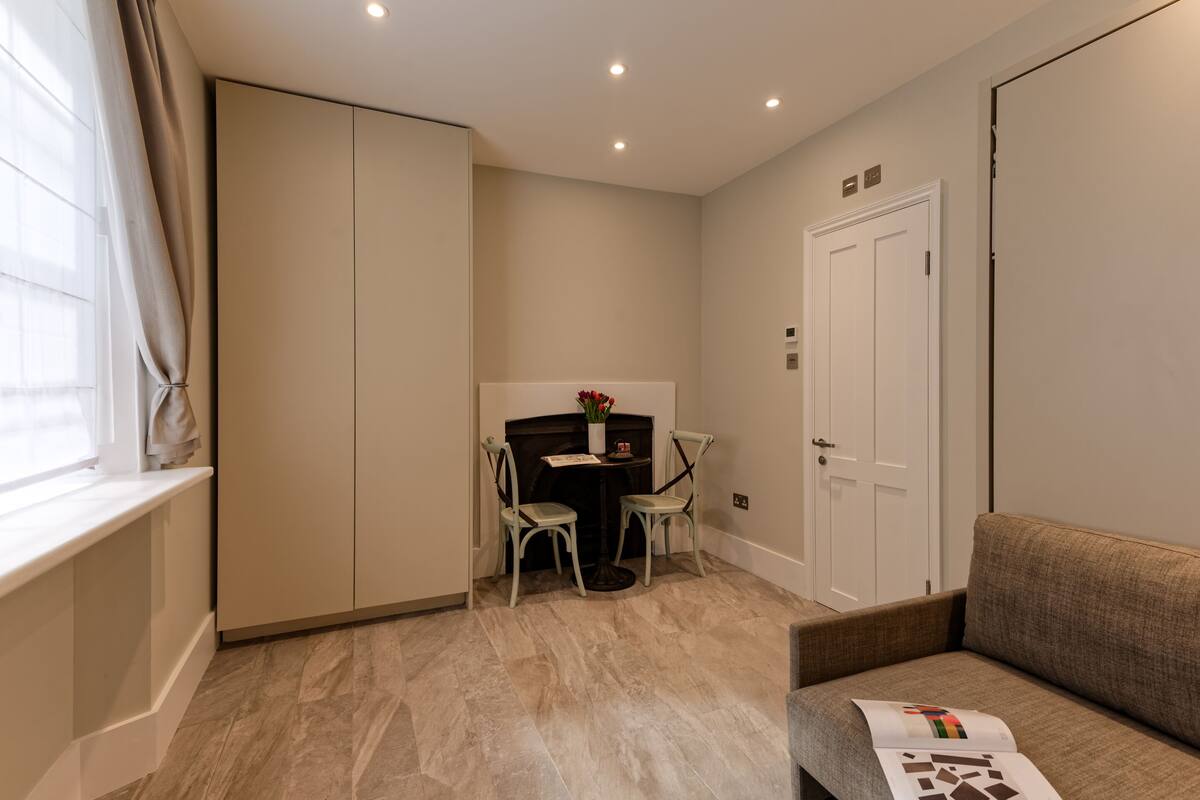 Deluxe Studio, Ensuite | Hypo-allergenic bedding available, laptop workspace, iron/ironing board