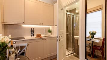 Standard Studio, Ensuite | Hypo-allergenic bedding, laptop workspace, iron/ironing board, free WiFi