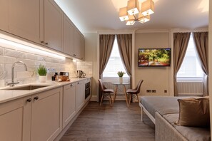 Estudio superior, baño privado | Ropa de cama hipoalergénica y espacio para trabajar con un portátil