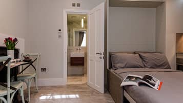 Deluxe Studio, Ensuite | Hypo-allergenic bedding, laptop workspace, iron/ironing board, free WiFi