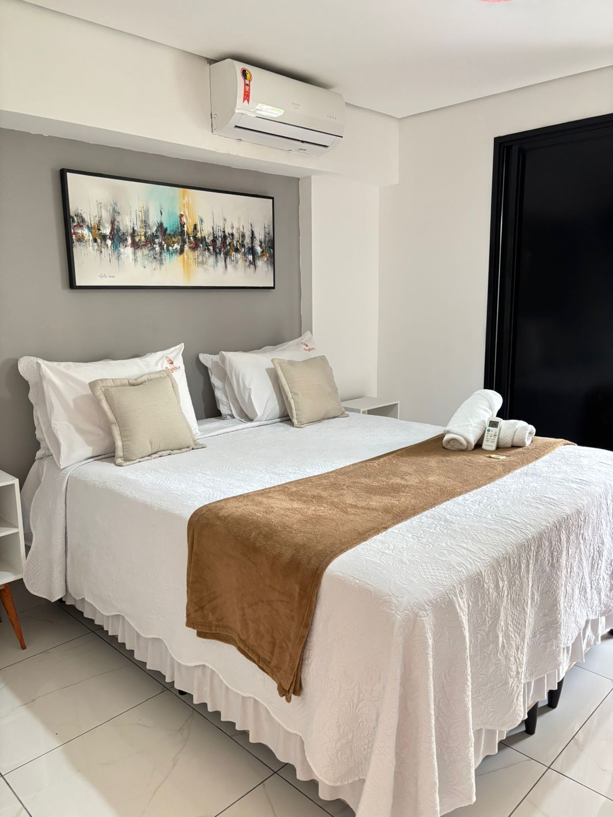 Cortinas blackout, tabla de planchar con plancha y wifi gratis 