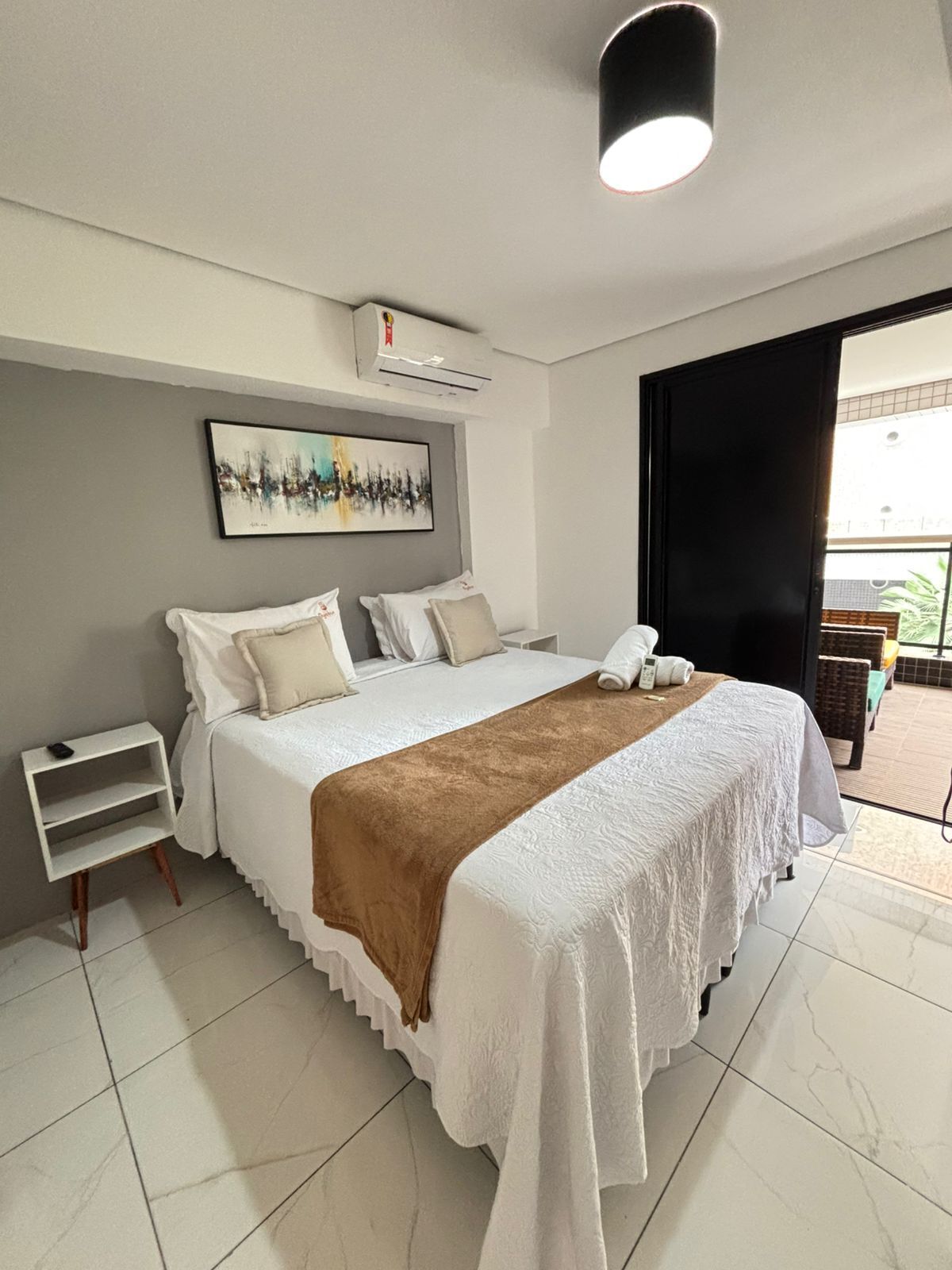 Cortinas blackout, tabla de planchar con plancha y wifi gratis 