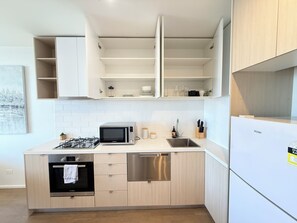 Kühlschrank, Mikrowelle, Ofen, Herdplatte