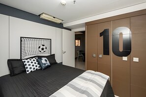 A bedroom with a bed, a wall-mounted soccer ball decoration, a large number '10' on the wall, and a wardrobe. - SHB - Futebol e Praia Beira Mar (Santos)