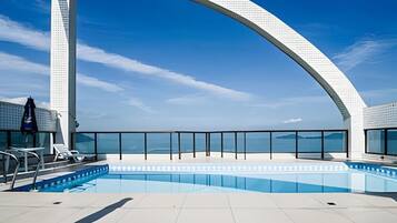 Apartamento luxo, sacada, vista para o mar | Piscina | Piscina externa