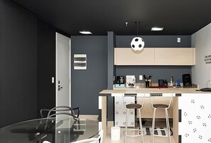 Apartamento luxo, sacada, vista para o mar | Opções para refeição