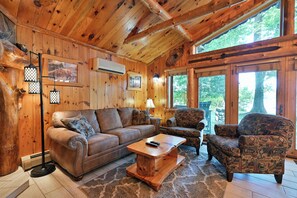 Smart TV - Cozy Bay Cottage w/ Lake Access & Trails Nearby (Cable)