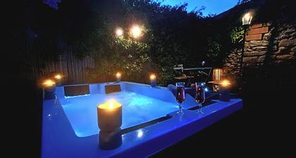 Chambre romantique dans un presbytĂšre avec
spa privatif proche de Carcassonne
