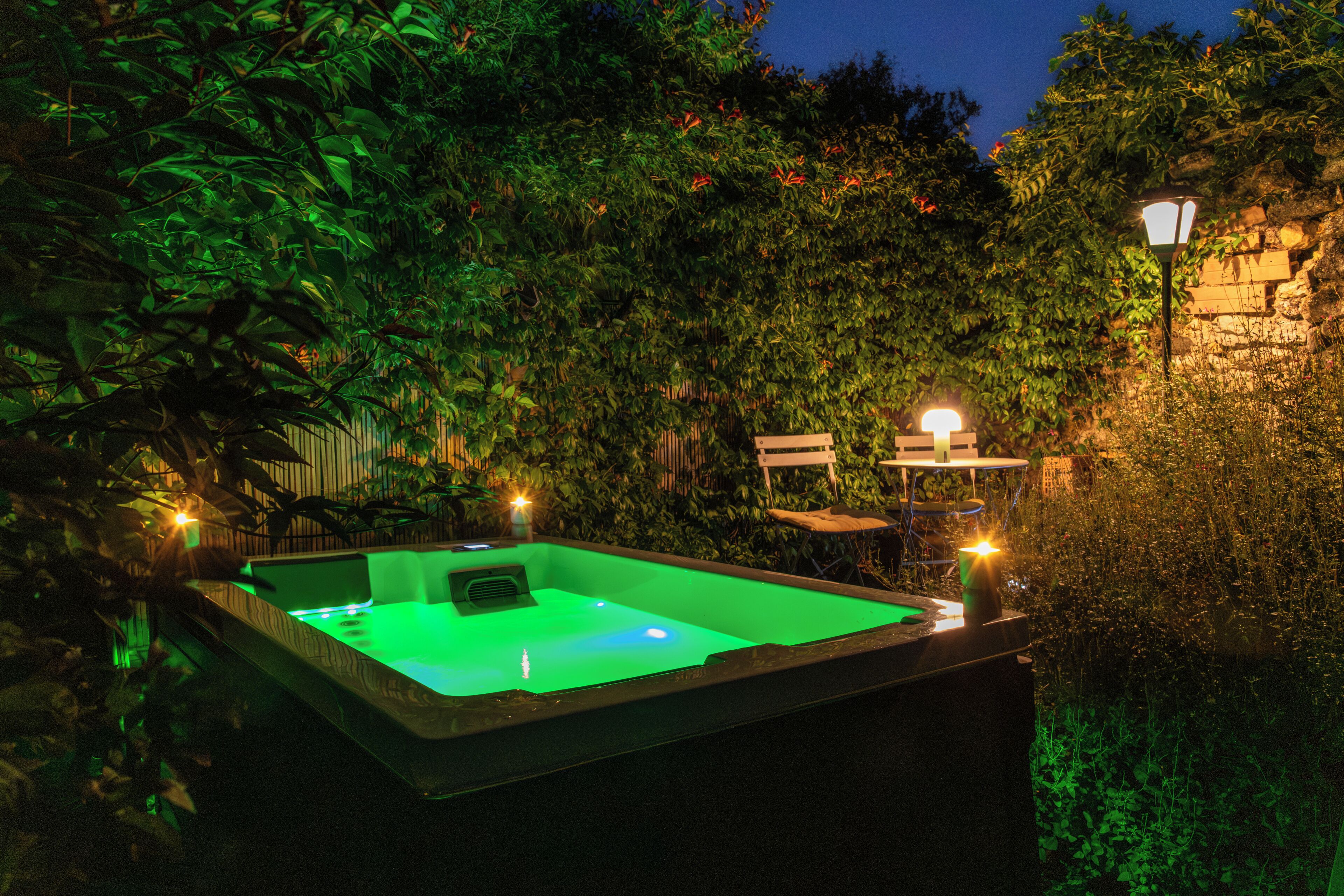 Outdoor spa tub