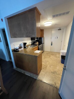 Fridge, microwave, stovetop, dishwasher - Resort Cozy 793 sqft 1-bedroom Imperial suite resort in serene Avila Beach (Avila Beach)