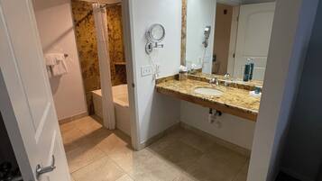 Baignoire Ă jets, sĂšche-cheveux, serviettes fournies, savon