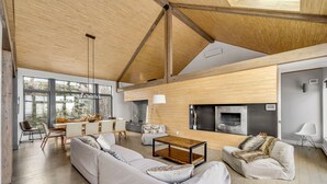 Amplia sala de estar con un sofá grande, una mesa de centro y una chimenea.