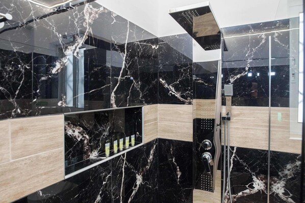 Shower, hair dryer, towels, shampoo - Andri's Luxury suite (Dafni)