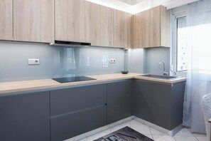 Fridge, microwave, oven, stovetop - Andri's Luxury suite (Dafni)